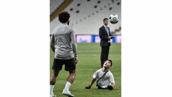 محمد صلاح يرسم الابتسامة على وجه طفل مبتور القدمين يظهر موهبة في كرة القدم