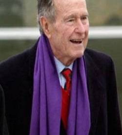 بالصورة: جورج بوش الاب يؤدي الحج ... لن تتوقعوا الشبه!