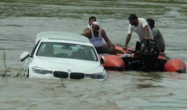 بالفيديو  شاب يغرق سيارة هدية عيد ميلاده .. والسبب ؟؟