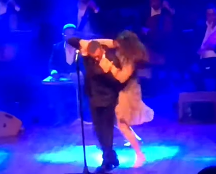 بالفيديو .. معجبة تقتحم المسرح باكية وتحتضن كاظم الساهر .. شاهدوا ردّ فعله