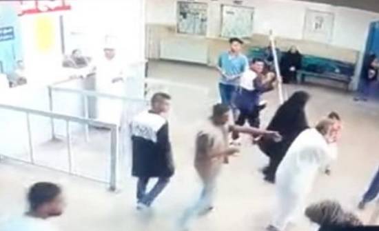 بالفيديو ...شاب يضرب  مسن بأداة حادة في مستشفى البشير