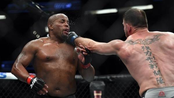 رجل إطفاء يهزم بطل العالم بالقاضية