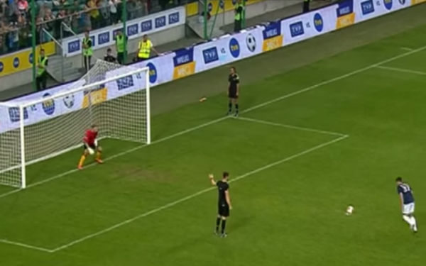 شاهد.. لاعب ينفذ ركلة جزاء وكأنه في نزهة