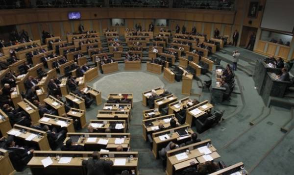 قبل انتهاء الدورة .. نواب يتحرشون بـ سكرتيرات تحت القبة