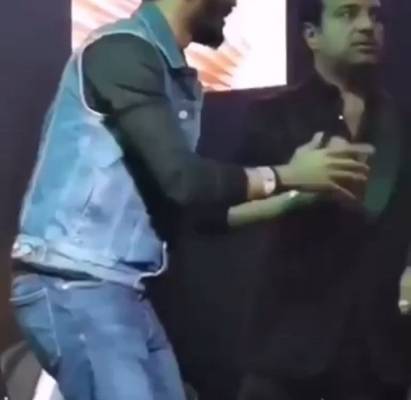 راشد الماجد بعد تقبيل معجب ليده ورأسه: عسى ما خرب شعري