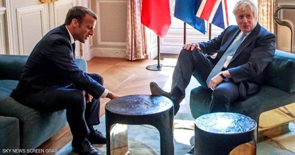 وكأنه في منزله.. جلسة غريبة لجونسون في الإليزيه