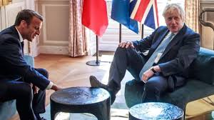 رئيس وزراء بريطانيا يضع قدمه على طاولة القهوة أمام رئيس فرنسا خلال لقائهما في قصرالإليزيه رد فعل ماكرون ..(فيديو)