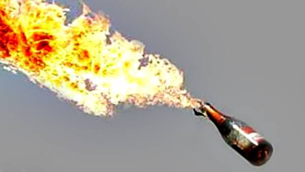 متظاهرون يعتدون على آليات لقوات الدرك ويحرقون احداها باستخدام زجاجات حارقة (صورة)