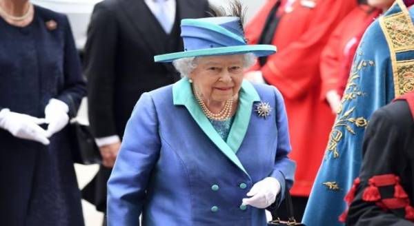 حقيبة سرية يجب أن ترافق الملكة إليزابيث وتشارلز ووليام .. ما هي قصتها ؟!