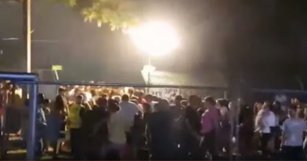 إسرائيليون يهربون من حفل غنائي بعدما عبرت فوقهم صواريخ من غزة