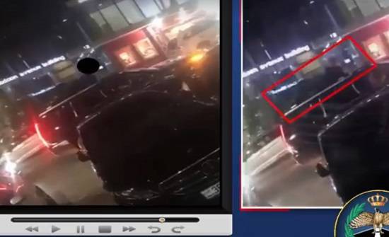 حجز مركبة تسير في عمان وشخص نائم على سقفها (فيديو)