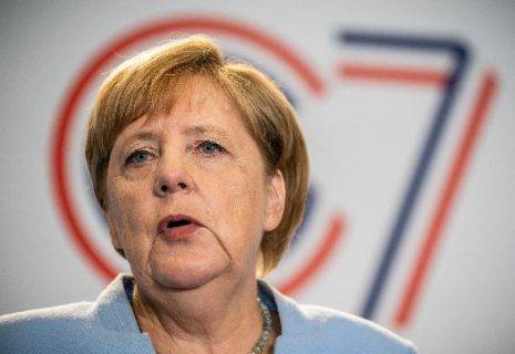 ميركل تشيد “بخطوة كبرى الى الإمام” تتيح اجراء محادثات حول ايران تمت بالتنسيق مع الولايات المتحدة.. وروحاني يؤيد خيار الحوار في مواجهة انتقادات زيارة ظريف الى فرنسا