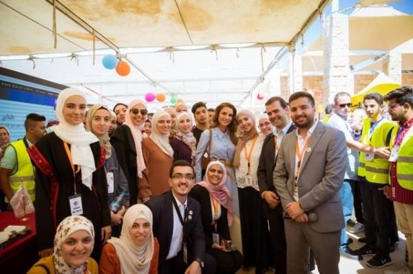 الملكة رانيا تزور جناح جامعة الشرق الأوسط خلال زيارتها لمعرض عينك عالمستقبل