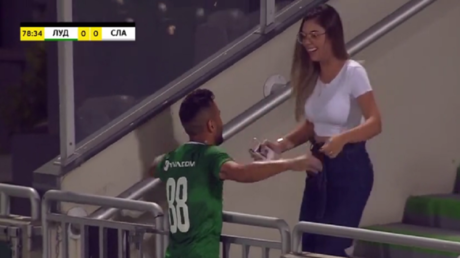 يا فرحة ما تمت.. لاعب يسجل هدفا ويركض ليقبل زوجته محتفلا قبل أن يقوم الحكم بإلغاء الهدف