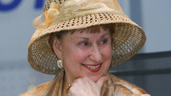 وفاة أول امرأة ترجمت القرآن الكريم