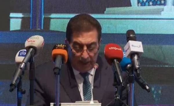 الطراونة يدعو لأردنة الاقتصاد ويلوم الحكومات المتعاقبة