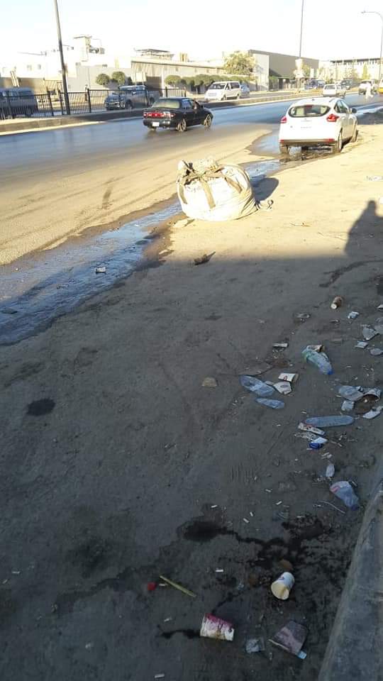 شاهد بالصور : تصريف فضلات واوساخ شركة البيبسي في الشارع العام .. والامانة خارج التغطية ؟!