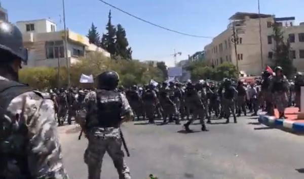 الدرك يستخدم الغاز المسيل للدموع في وقفة المعلمين