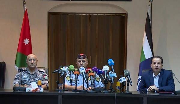 الامن يرد على المعلمين: معلم خلع ملابسه وقام بالصراخ على مرتبات المركز