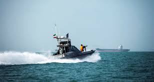 إيران تحتجز زورقا على متنه 12 فيليبينيا في مضيق هرمز