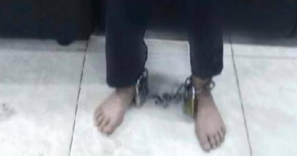 ضبط شخص يكبل طفله بجنزير في الزرقاء