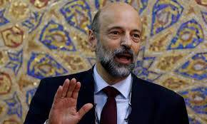 على طاولة الرئيس: الحكومة تحول خبيرة فلبينية إلى خادمة وسيدة أعمال مصرية إلى راقصة