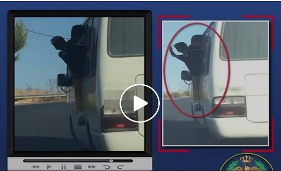 ضبط باص عمومي والركاب يخرجون من نافذته في عجلون (فيديو)