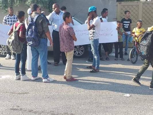 طلبة وأولياء أمور يعتصمون للمطالبة بإنهاء إضراب المعلمين