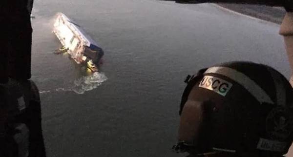 كانت متجهه للشرق الاوسط انقلاب سفينة تحمل 4000 سيارة هيونداي وكيا (فيديو)