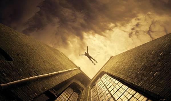 العقبة .. عشريني يلقي ابنته من الطابق الرابع وينتحر