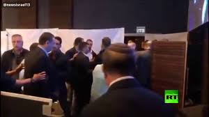 لحظة هروب نتنياهو من قاعة عقب تعرضها لقصف فلسطيني (فيديو)