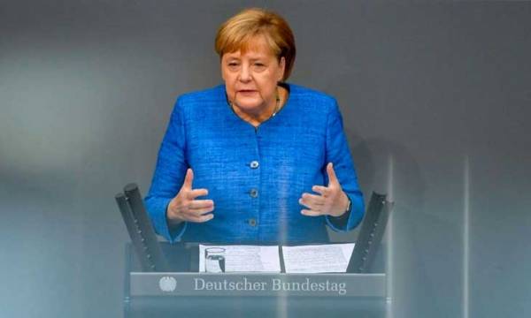 ميركل تعارض تدخُّل صندوق النقد الدولي وتؤكد وجود أموال كافية للاستثمار والانفاق العام