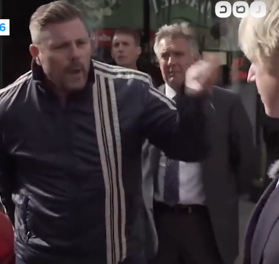 بالفيديو .. شاب يوبخ رئيس الوزراء البريطاني في الشارع والحراس الشخصيين لم يتدخلوا