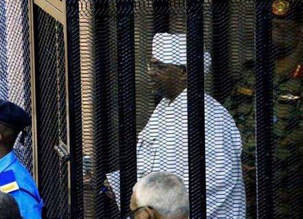 محاكمة البشير: أموال مشبوهة استُخدمت لإرسال معدات عسكرية إلى دولة مجاورة للسودان