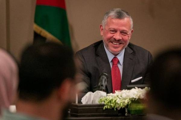 الملك مخاطبا الشباب: المطلوب العمل بجدية وشفافية دون تردد