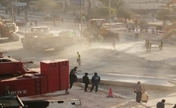 تحويلات واغلاقات في الطرق بعد انهيار وصلة جسر للباص السريع