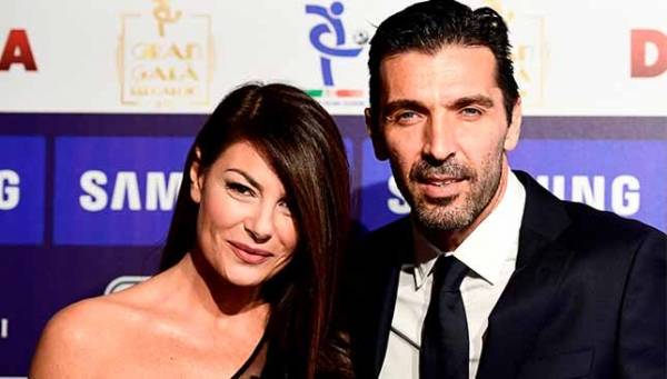 صديقة بوفون مذيعة حفل الفيفا لجائزة الأفضل