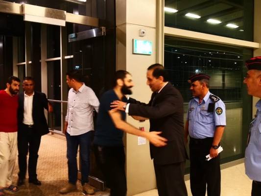 بالصور...وصول الأردنيين المفرج عنهم في ليبيا الى العاصمة عمان