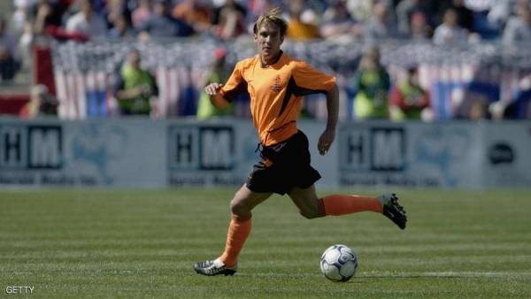 وفاة نجم كرة هولندي بعد صراع 6 سنوات مع المرض
