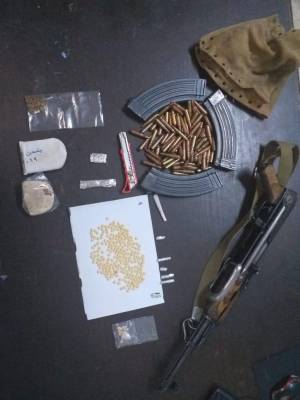 القبض على 4 مطلوبين ومروجين بحوزتهم سلاحا ناريا في البادية الشمالية