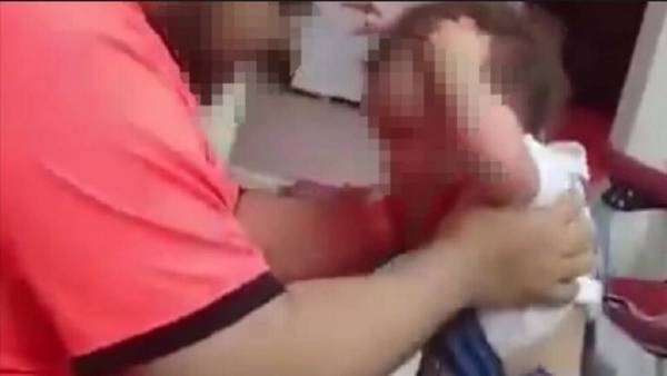 بعدما اثار غضب كل من شاهده ... اعتذار من معذب طفلته (فيديو)