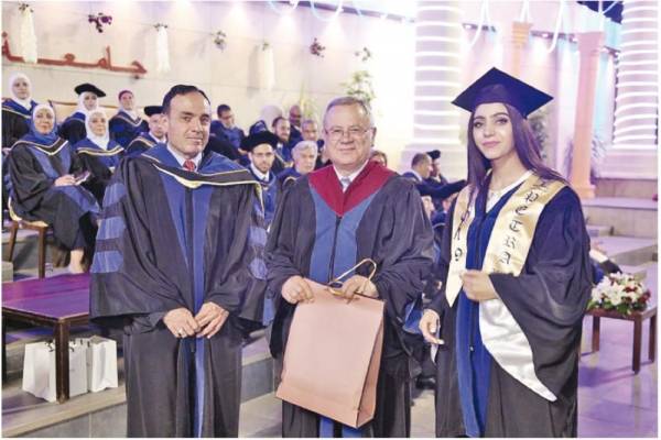 «البترا» تخرج طلبة الفصل الصيفي