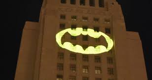 أشبه بكسوف الشمس... شارة باتمان تنطلق في سماء دول العالم احتفالا بميلاده الـ80