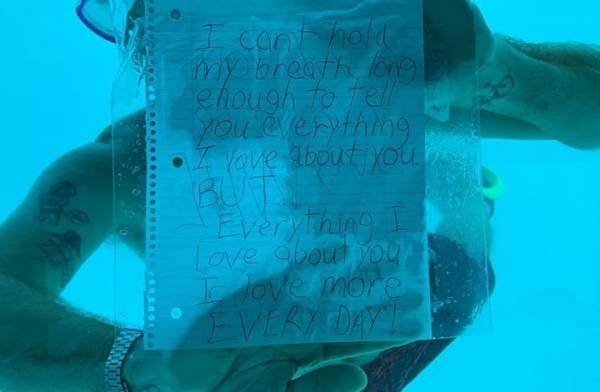 عَرْض زواج تحت الماء يودي بحياة شاب أمريكي (شاهد)