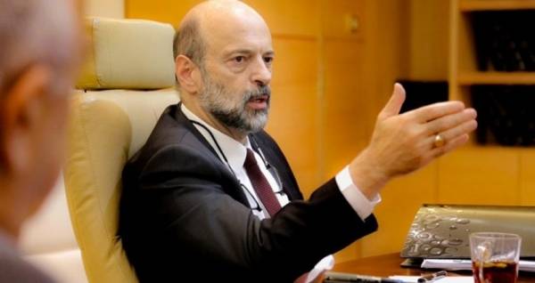 بتوجيه من الرزاز .. إحالة موظف في الاشغال إلى المدعي العام