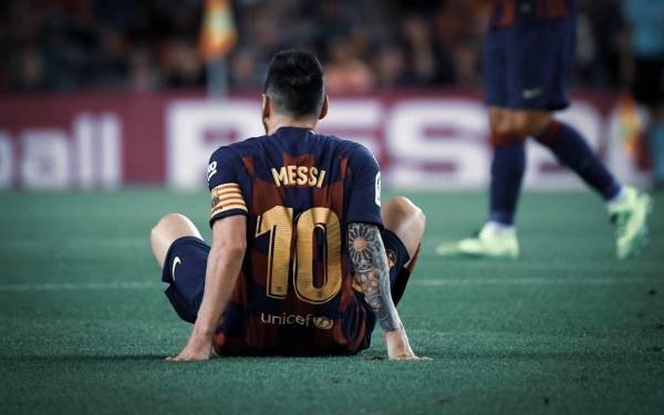 بعد غيابه شهرًا.. ميسي يكتفي بـ 87 دقيقة ليُصاب مجددًا