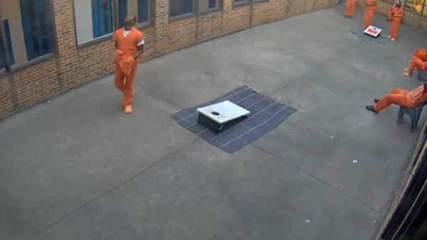 سجين يتسلم ماريخوانا عبر طائرة مسيرة في امريكا .. (فيديو)