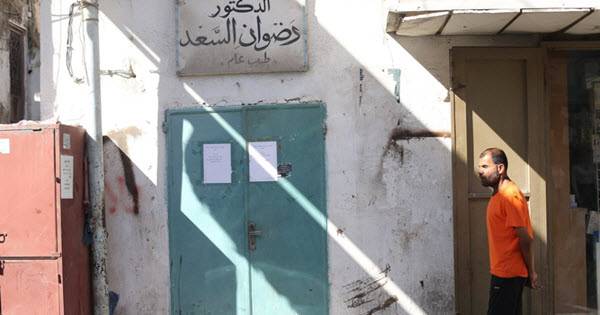 منع نجل طبيب الفقراء من العمل في عيادة والده .. والسبب ؟!