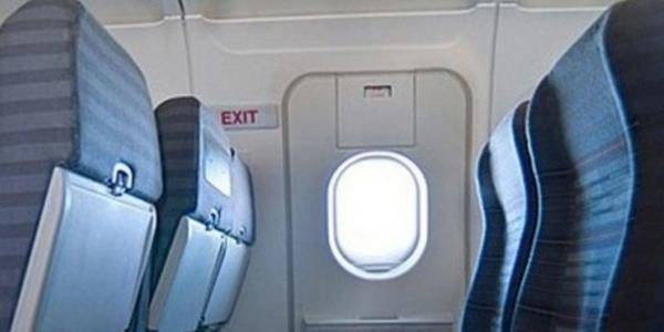 مسافرة تفتح مخرج الطوارئ في الطائرة لاستنشاق الهواء