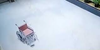 مشهد مرعب ..شبح يخرج من المستشفى على مقعد متحرك!